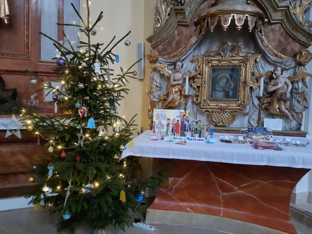 stromeček ozdobený ozdobami od dětí